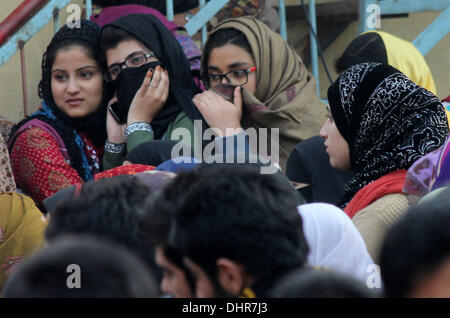 Srinagar, Kaschmir. 14. November 2013.  Kashmiri schiitischen muslimische Mädchen beteiligen sich während einer Prozession schaut bei einer religiösen Prozession am 9. Tag des Ashura, die erinnert sich an der Tötung von Enkel des Propheten Mohammed im Südirak im siebten Jahrhundert in der Sommer-Capiatl des indischen Kaschmir Srinagar Muharram. Während des schiitischen muslimischen Heiligen Monats Muharram, große Prozessionen werden gebildet und die Anhänger parade die Straßen halten Banner und Modelle des Mausoleums von Hazrat Imam Hussain und sein Volk zu tragen, fiel bei Karbala. Bildnachweis: ZUMA Press, Inc./Alamy Live-Nachrichten Stockfoto