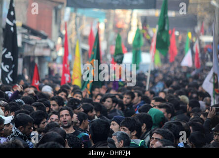 Srinagar, Kaschmir. 14. November 2013.  Kashmiri schiitische Muslime nehmen Teil während einer Muharram Prozession statt am 9. Tag von Ashura, welche die Tötung des Propheten Mohammeds Enkel im Südirak im siebten Jahrhundert in Srinagar, erinnert sich der Sommer-Capiatl des indischen Kaschmir. Während des schiitischen muslimischen Heiligen Monats Muharram, große Prozessionen werden gebildet und die Anhänger parade die Straßen halten Banner und Modelle des Mausoleums von Hazrat Imam Hussain und sein Volk zu tragen, fiel bei Karbala. Bildnachweis: ZUMA Press, Inc./Alamy Live-Nachrichten Stockfoto