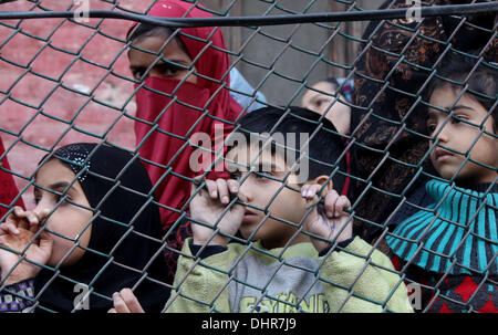 Srinagar, Kaschmir. 14. November 2013.  Kashmiri schiitischen muslimische Mädchen beteiligen sich während einer Prozession schaut bei einer religiösen Prozession am 9. Tag des Ashura, die erinnert sich an der Tötung von Enkel des Propheten Mohammed im Südirak im siebten Jahrhundert in der Sommer-Capiatl des indischen Kaschmir Srinagar Muharram. Während des schiitischen muslimischen Heiligen Monats Muharram, große Prozessionen werden gebildet und die Anhänger parade die Straßen halten Banner und Modelle des Mausoleums von Hazrat Imam Hussain und sein Volk zu tragen, fiel bei Karbala. Bildnachweis: ZUMA Press, Inc./Alamy Live-Nachrichten Stockfoto