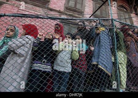 Srinagar, Kaschmir. 14. November 2013.  Kashmiri schiitischen muslimische Mädchen beteiligen sich während einer Prozession schaut bei einer religiösen Prozession am 9. Tag des Ashura, die erinnert sich an der Tötung von Enkel des Propheten Mohammed im Südirak im siebten Jahrhundert in der Sommer-Capiatl des indischen Kaschmir Srinagar Muharram. Während des schiitischen muslimischen Heiligen Monats Muharram, große Prozessionen werden gebildet und die Anhänger parade die Straßen halten Banner und Modelle des Mausoleums von Hazrat Imam Hussain und sein Volk zu tragen, fiel bei Karbala. Bildnachweis: ZUMA Press, Inc./Alamy Live-Nachrichten Stockfoto