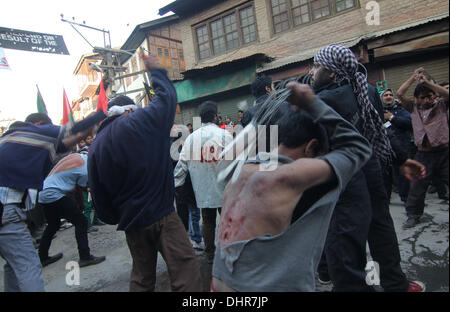 Srinagar, Kaschmir. 14. November 2013. Ein Kashmiri schiitischer Muslim flagellates miserabel während eines 9. Muharram Prozession in Srinagar, der Sommerhauptstadt des indischen Kaschmir auf 14.11.2013. Shia Moslems im Monat Muharram auf der ganzen Welt trauern um den Tod von Imam Hussein, Enkel des Propheten Mohammad, getötet und enthauptet in einer Schlacht in der irakischen Stadt Kerbela im Jahr 680 Credit: ZUMA Press, Inc./Alamy Live News Stockfoto