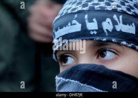 Srinagar, Kaschmir. 14. November 2013.  Kashmiri schiitischen muslimischen jungen beteiligen sich während einer Prozession schaut bei einer religiösen Prozession am 9. Tag des Ashura, die erinnert sich an die Tötung des Propheten Mohammeds Enkel im Südirak im siebten Jahrhundert in Srinagar Sommer Capiatl des indischen Kaschmir Muharram. Während des schiitischen muslimischen Heiligen Monats Muharram, große Prozessionen werden gebildet und die Anhänger parade die Straßen halten Banner und Modelle des Mausoleums von Hazrat Imam Hussain und sein Volk zu tragen, fiel bei Karbala. Bildnachweis: ZUMA Press, Inc./Alamy Live Ne Stockfoto