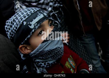 Srinagar, Kaschmir. 14. November 2013.  Kashmiri schiitischen muslimischen jungen beteiligen sich während einer Prozession schaut bei einer religiösen Prozession am 9. Tag des Ashura, die erinnert sich an die Tötung des Propheten Mohammeds Enkel im Südirak im siebten Jahrhundert in Srinagar Sommer Capiatl des indischen Kaschmir Muharram. Während des schiitischen muslimischen Heiligen Monats Muharram, große Prozessionen werden gebildet und die Anhänger parade die Straßen halten Banner und Modelle des Mausoleums von Hazrat Imam Hussain und sein Volk zu tragen, fiel bei Karbala. Bildnachweis: ZUMA Press, Inc./Alamy Live Ne Stockfoto