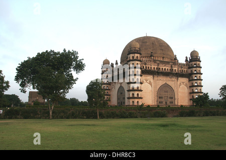 Gol Gumbaz mit der zweitgrößten Kuppel in der Welt, Bijapur, Karnataka, Indien, Asien Stockfoto