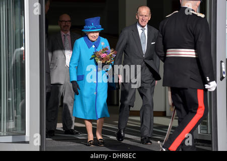 Manchester, UK. 14. November 2013. Die Königin und der Duke of Edinburgh verlassen die neue Öko-Noma kooperative Gesellschaft zentrale bevor ich auf benachteiligte junge Menschen über das Werk Youth Zone-Center in Harpuhey, North Manchester gerecht zu werden.   14. November 2013 Kredit: John Fryer/Alamy Live-Nachrichten Stockfoto