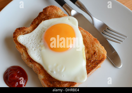 Ei auf Toast, mit Ketchup. Stockfoto
