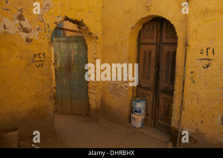 Türen zu den Wohnungen im Dorf Siou auf der Insel Elephantine als Aswan, Ägypten. Stockfoto