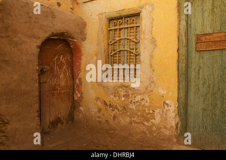 Türen und Fenster einer Wohnung im Dorf Siou auf der Insel Elephantine bei Assuan, Ägypten. Stockfoto