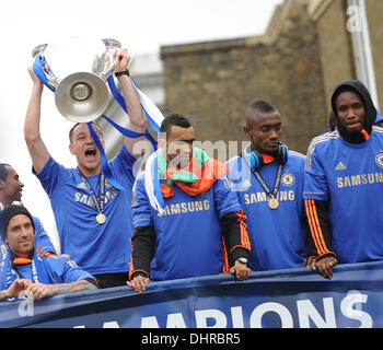 Ashley Cole, Raul Miereles, John Terry, Jose Bosingwa, Saloman Kalou und John Obi Mikel Chelsea FC European Champions League Siegesparade - The European Champions League Trophy wird von einem offenen Bus von Spielern angezeigt, wie sie Stamford Bridge passieren. London, England - 20.05.12 Stockfoto