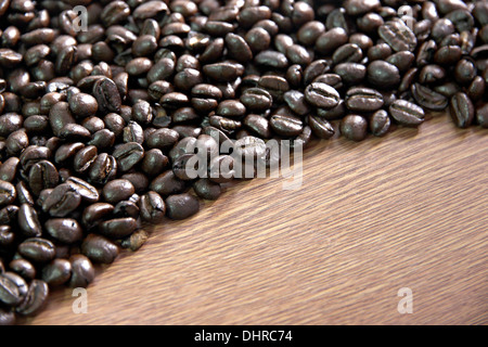 Das Bild Kaffeebohnen Rams auf dem alten hölzernen Hintergrund. Stockfoto