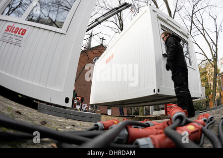 Hamburg, Deutschland. 14. November 2013. Ein neues Mobilheim für Lampedusa Flüchtlinge ist in der St. Pauli Kirche in Hamburg, Deutschland, 14. November 2013 installiert. Acht Boxen für bis zu drei Bewohner bieten Schutz der Kirche Gründen bis Ende Mai 2014. Acht Boxen für bis zu drei Bewohner bieten Schutz der Kirche Gründen bis Ende Mai 2014. Foto: ANGELIKA WARMUTH/Dpa/Alamy Live News Stockfoto