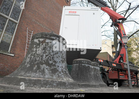 Hamburg, Deutschland. 14. November 2013. Ein neues Mobilheim für Lampedusa Flüchtlinge ist in der St. Pauli Kirche in Hamburg, Deutschland, 14. November 2013 installiert. Acht Boxen für bis zu drei Bewohner bieten Schutz der Kirche Gründen bis Ende Mai 2014. Acht Boxen für bis zu drei Bewohner bieten Schutz der Kirche Gründen bis Ende Mai 2014. Foto: ANGELIKA WARMUTH/Dpa/Alamy Live News Stockfoto