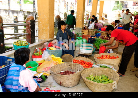 Trongsa Hills Dzong, Fluss, Mangde Chhu, Trongsa Markt, Könige Retreat, Aussicht vom Hotel Yanghil Resort, Trongsa, Ost Bhutan Stockfoto