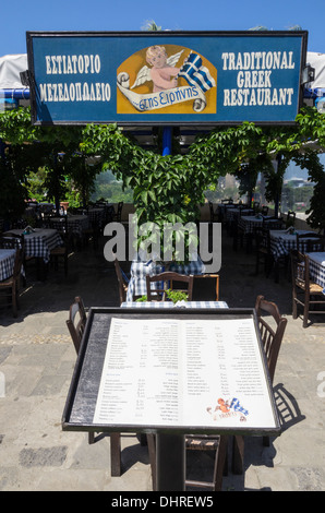 Traditionelle griechische Taverne in Naxos-Stadt, Insel Naxos, Kykladen, Griechenland Stockfoto