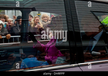 Königin Elizabeth 2. Besuch "Harveys" Brauerei, Lewes, Sussex, England Stockfoto