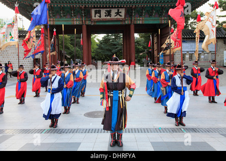 Südkorea, Seoul, Deoksugung Palast Wachablösung, ändern Stockfoto