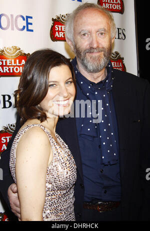 Susan Pourfar und Jonathan Pryce statt der 57. "Village Voice" Obie Awards Zeremonie in der Webster Hall - Presse Raum New York City, USA - 21.05.12 Stockfoto