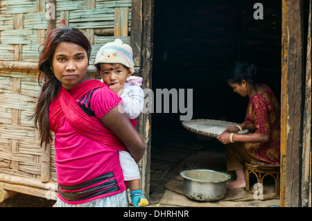 Junge ambulante Arbeit Familien leben in Bambus Hütte neben der Hauptstraße am 19. September 2011 in der Nähe von Tawang, Arunachal Pradesh Stockfoto