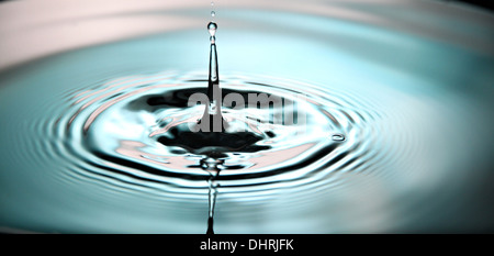 Closeup Wassertropfen Bildern blauen Hintergrund der im Becken. Stockfoto