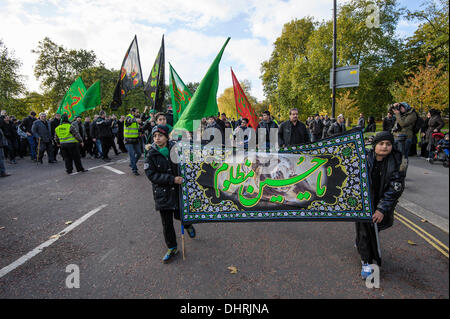 London, UK, 14.11.2013: Tag des Ashura Trauer Prozession. Die jährliche Trauerprozession, die durch Shi'a Muslime als ein Tag der Trauer für das Martyrium von Husayn ibn Ali, der Enkel von Muhammad (Sallallahu Alaihi Wa'sallam) in der Schlacht von Karbalawhich vor rund 1.400 Jahren gedacht ist. Trauernden begann Treffpunkt der Prozession an den islamischen Universal Verein am Hyde Park. Stockfoto