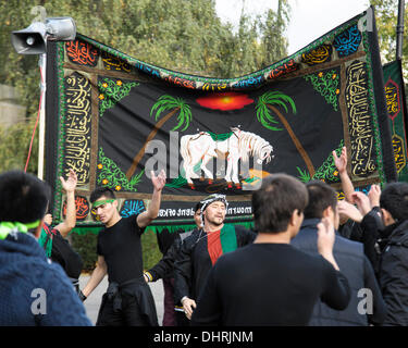 London, UK, 14.11.2013: Tag des Ashura Trauer Prozession. Die jährliche Trauerprozession, die durch Shi'a Muslime als ein Tag der Trauer für das Martyrium von Husayn ibn Ali, der Enkel von Muhammad (Sallallahu Alaihi Wa'sallam) in der Schlacht von Karbalawhich vor rund 1.400 Jahren gedacht ist. Trauernden begann Treffpunkt der Prozession an den islamischen Universal Verein am Hyde Park. Stockfoto