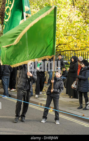 London, UK, 14.11.2013: Tag des Ashura Trauer Prozession. Die jährliche Trauerprozession, die durch Shi'a Muslime als ein Tag der Trauer für das Martyrium von Husayn ibn Ali, der Enkel von Muhammad (Sallallahu Alaihi Wa'sallam) in der Schlacht von Karbalawhich vor rund 1.400 Jahren gedacht ist. Trauernden begann Treffpunkt der Prozession an den islamischen Universal Verein am Hyde Park. Stockfoto