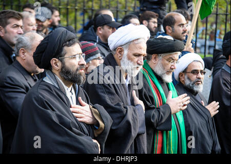 London, UK, 14.11.2013: Tag des Ashura Trauer Prozession. Die jährliche Trauerprozession, die durch Shi'a Muslime als ein Tag der Trauer für das Martyrium von Husayn ibn Ali, der Enkel von Muhammad (Sallallahu Alaihi Wa'sallam) in der Schlacht von Karbalawhich vor rund 1.400 Jahren gedacht ist. Trauernden begann Treffpunkt der Prozession an den islamischen Universal Verein am Hyde Park. Stockfoto