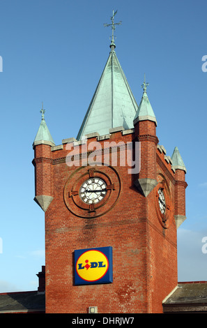 Lidl, untergebracht im ehemaligen viktorianischen Bahnhof in Newcastle Co. Down, Nordirland Stockfoto