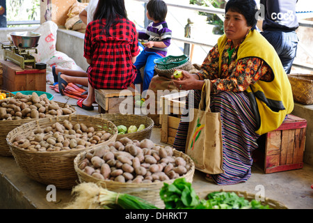 Trongsa Hills Dzong, Fluss, Mangde Chhu, Trongsa Markt, Könige Retreat, Aussicht vom Hotel Yanghil Resort, Trongsa, Ost Bhutan Stockfoto