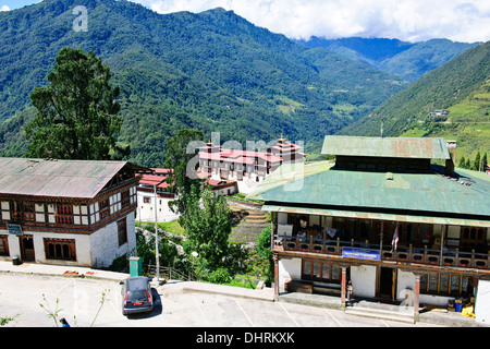 Trongsa Hills Dzong, Fluss, Mangde Chhu, Trongsa Markt, Könige Retreat, Aussicht vom Hotel Yanghil Resort, Trongsa, Ost Bhutan Stockfoto