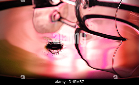 Closeup Bildern rote Farbe und Glas Hintergrund des Wassers fällt eine schöne Form im Becken. Stockfoto