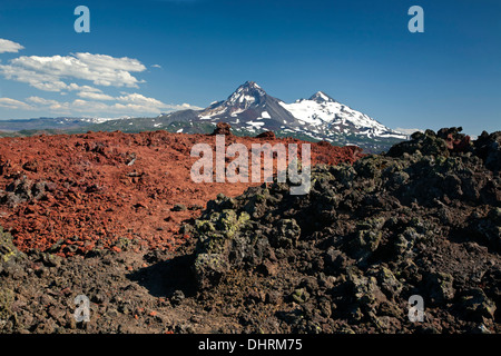 Nord- und mittleren Schwestern aus kleinen Belknap-Krater, einen kurzen Abstecher aus dem Pacific Crest Trail, in Mt Washington Wildnis. Stockfoto