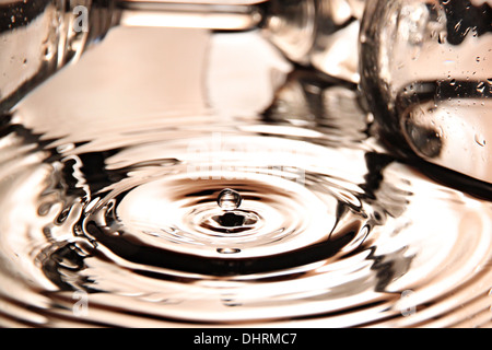 Closeup Bildern Orange Farbe und Glas Hintergrund des Wassers fällt eine schöne Form im Becken. Stockfoto