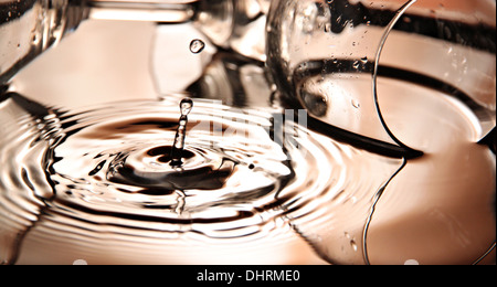 Closeup Bildern Orange Farbe und Glas Hintergrund des Wassers fällt eine schöne Form im Becken. Stockfoto