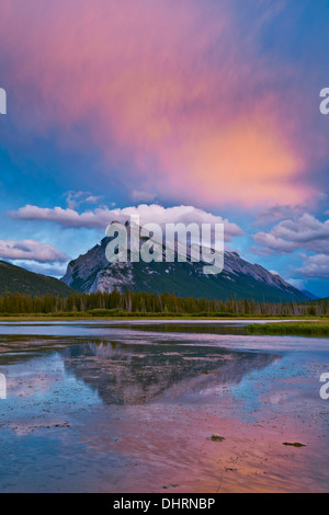 Mount Rundle erhebt sich über Banff Township von Vermillion-Seen-Fahrt bei Sonnenuntergang Alberta Banff National Park Kanada Nordamerika Stockfoto