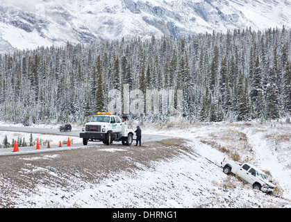 LKW gezogen aus Graben nach Abrutschen einer eisglatten Straße Icefields Parkway-Banff Nationalpark Alberta Kanada Stockfoto