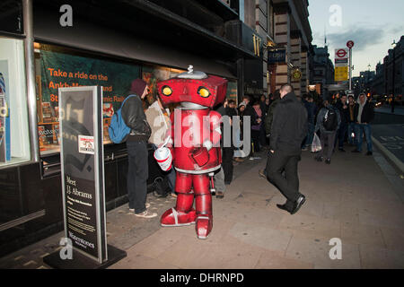 London, UK. 14. November 2013. Ein Mann gekleidet in einem Bad Robot Kostüm Warteschlangen sich mit anderen Fans außerhalb Waterstones Buchladen in London Piccadilly, Kopien der S. signiert vom Autor JJ Abrams. Stockfoto