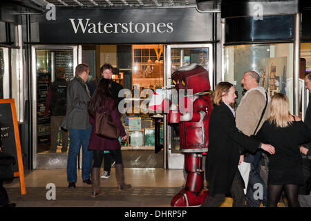 London, UK. 14. November 2013. Ein Mann gekleidet in einem Bad Robot Kostüm Warteschlangen sich mit anderen Fans außerhalb Waterstones Buchladen in London Piccadilly, Kopien der S. signiert vom Autor JJ Abrams. Bildnachweis: Pete Maclaine/Alamy Live-Nachrichten Stockfoto