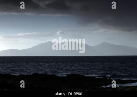 Firth of Clyde, Schottland, Großbritannien, Donnerstag, 14. November 2013. Regen und Wolken über der Insel Arran im Firth of Clyde, von der Westküste des schottischen Festlandes aus gesehen Stockfoto