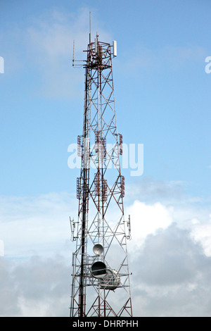 Die Antenne-Array-Telefon auf blauen Himmel. Stockfoto
