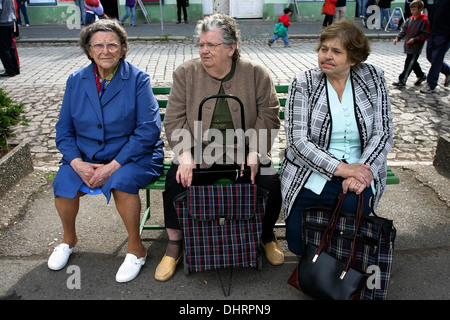 Ältere Bank, ältere Seniorinnen, Menschen auf einer Bank, Tschechische Republik Erwachsener Seniorenpensionär Retiree ältere Rentner Altern Stockfoto