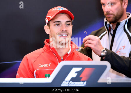 Austin, TX, USA. 14. November 2013. Jules Bianchi Team Marussia geholfen mit einem Kopfhörer vor F1-Pressekonferenz am Circuit of the Americas in Austin, TX. Bildnachweis: Csm/Alamy Live-Nachrichten Stockfoto