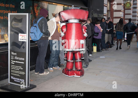 London, UK. 14. November 2013. Mehrere Dutzend Star Trek und Star Wars Fans Schlange vor Watersones in Piccadilly vor Screenwiter, Produzent und Regisseur JJ Abrams Signierstunde im Store. Er ist es, den nächsten in der Star Wars-Reihe und hat die öffentlichen Castings in Bristol statt. Bildnachweis: Paul Davey/Alamy Live-Nachrichten Stockfoto