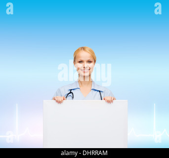 lächelnd Ärztin oder Krankenschwester mit leeren Kammer Stockfoto