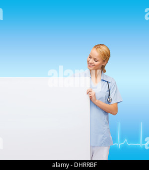 lächelnd Ärztin oder Krankenschwester mit leeren Kammer Stockfoto