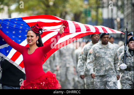 Teilnehmer in der Veterans Day Parade marschieren, 5th Ave., Segler in Veteranen Woche New York City nehmen zu Ehren, der Stockfoto