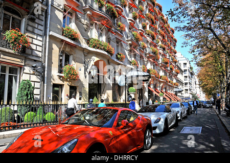 Plaza Athenée Palasthotel und Ferrari Auto Montaigne Avenue Paris Frankreich Europa Stockfoto