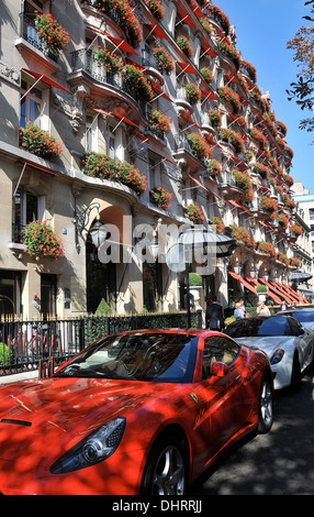 Plaza Athenée Palasthotel und Ferrari Auto Montaigne Avenue Paris Frankreich Europa Stockfoto