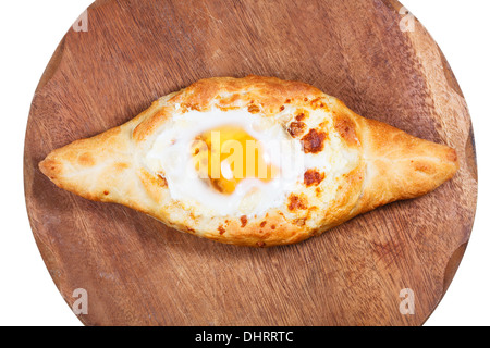 Hachapuri von Adzharia (georgische Käse Gebäck), gefüllt mit Käse und garniert mit ein weich gekochtes Ei und butter Stockfoto