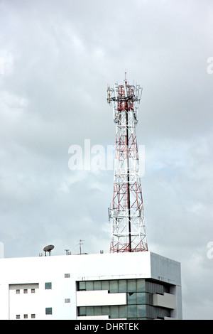 Die Antenne Array Telefon auf Dach Gebäude. Stockfoto